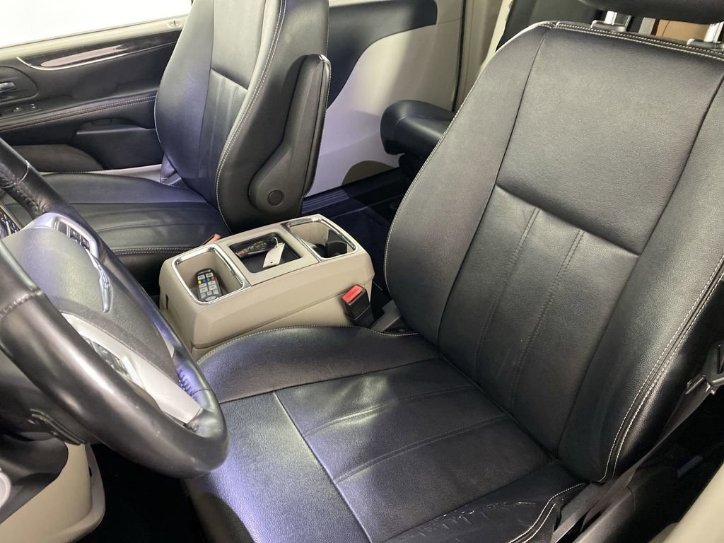 Used 2016 Chrysler Town & Country Touring w/ Driver Convenience Group image 21