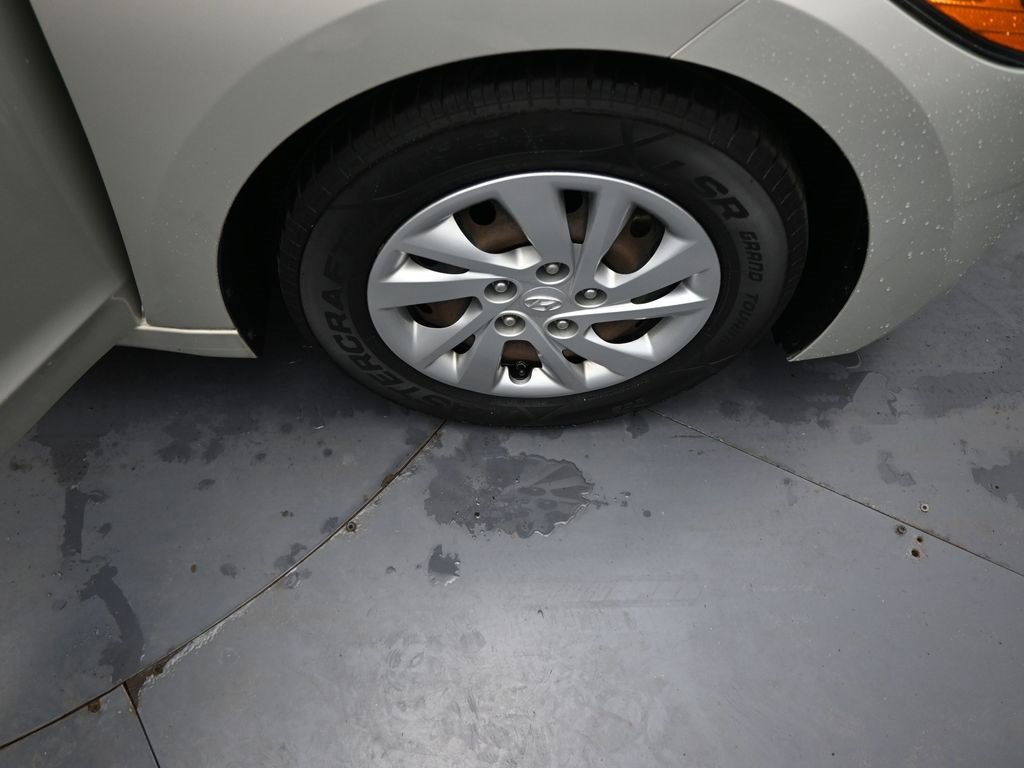 Used 2017 Hyundai Elantra SE w/ Cargo Package image 32