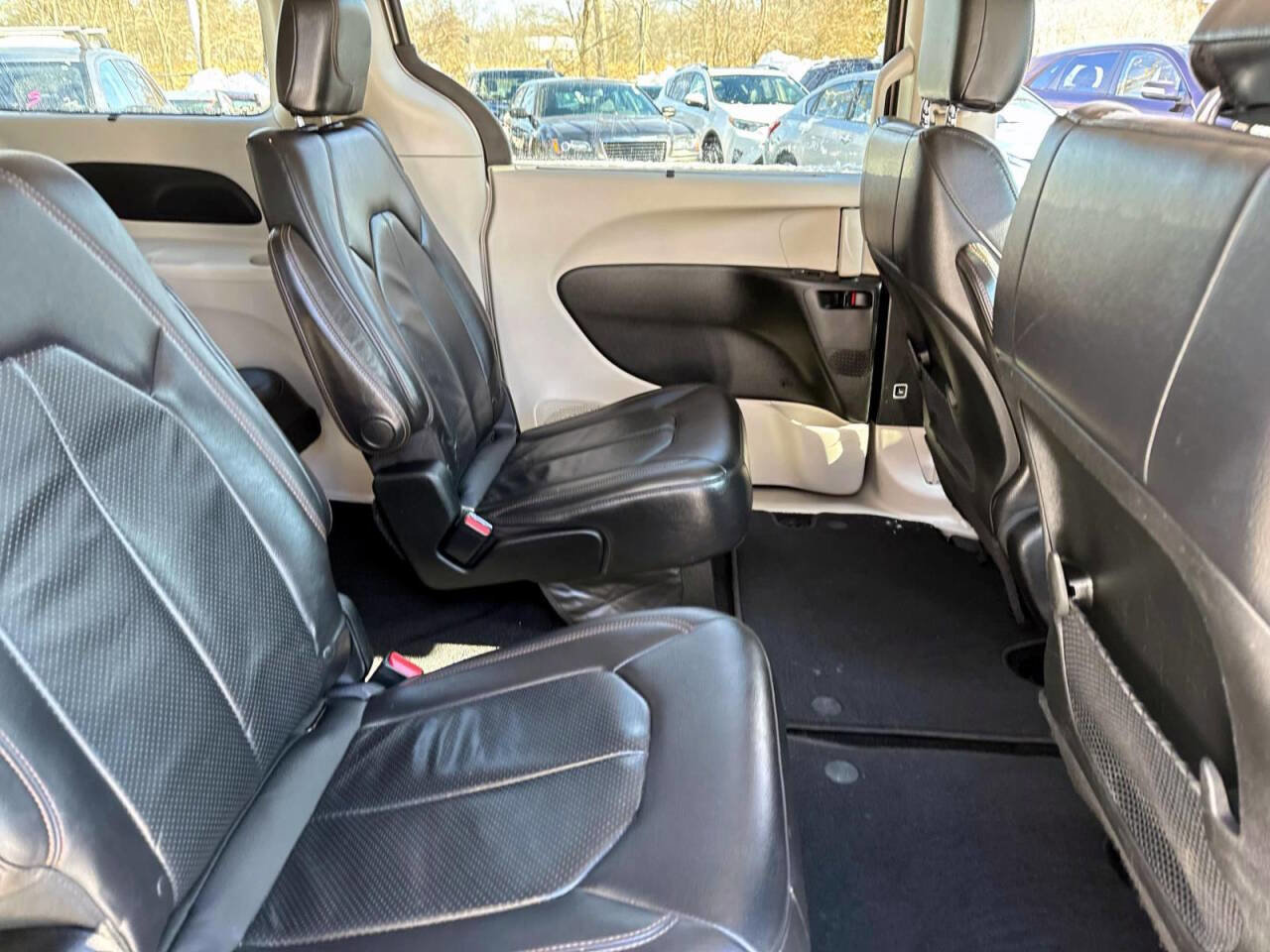 Used 2018 Chrysler Pacifica Touring-L image 10