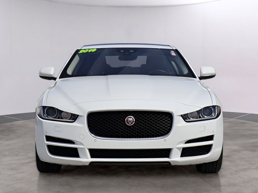 Used 2019 Jaguar XE Premium image 2