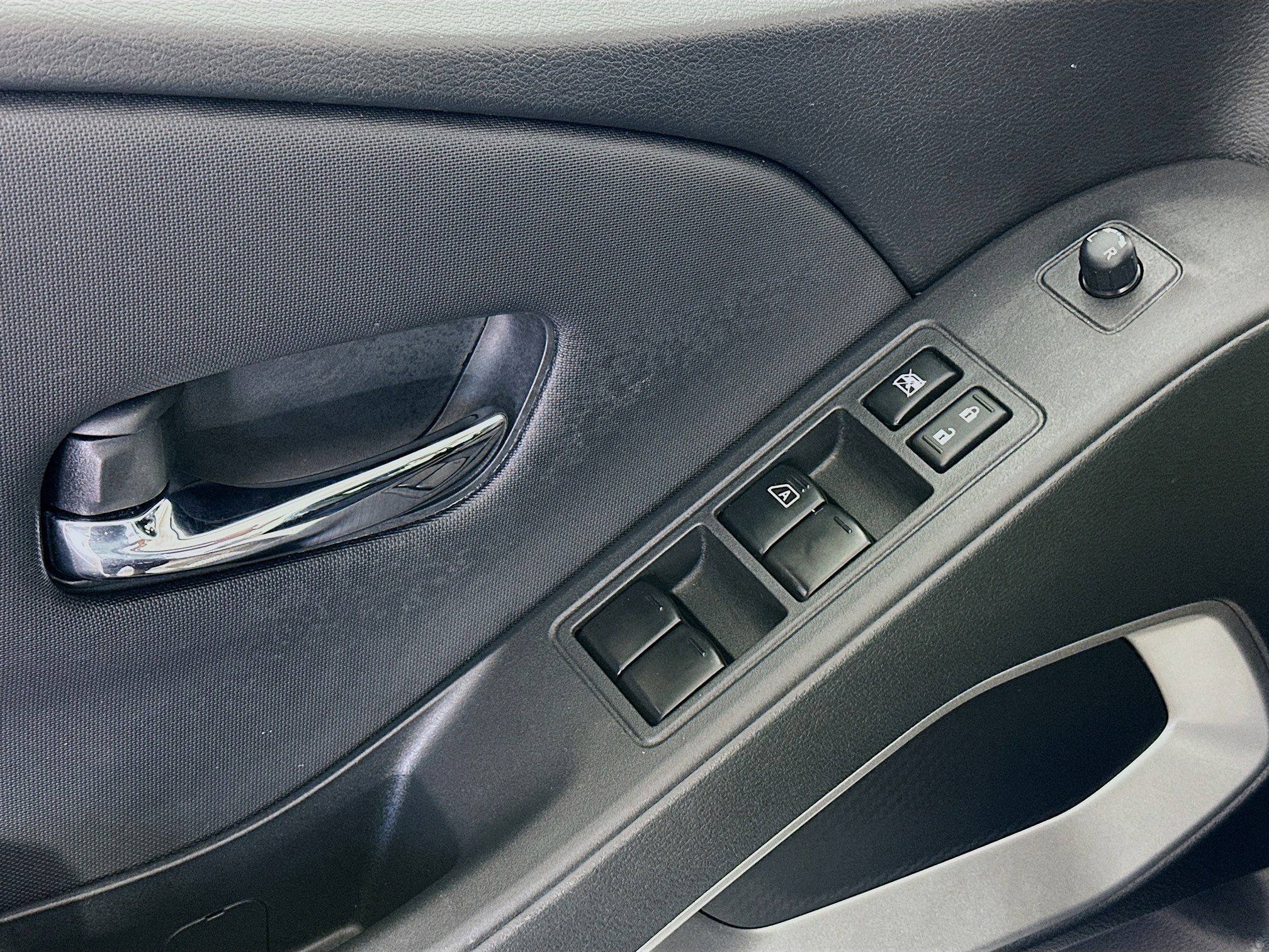 Used 2024 Nissan Frontier SL image 15