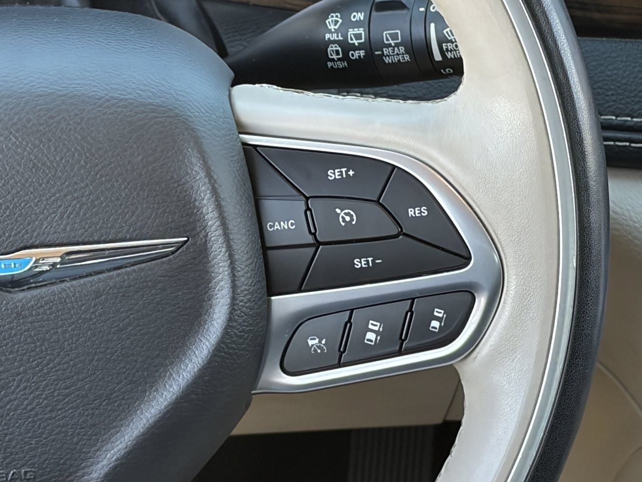 Used 2021 Chrysler Pacifica Limited w/ Uconnect Theater Family Group FWD image 21