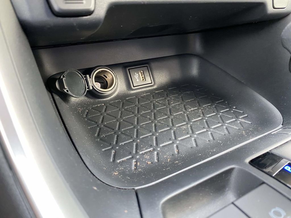 Used 2025 Toyota RAV4 XLE AWD/4WD image 17