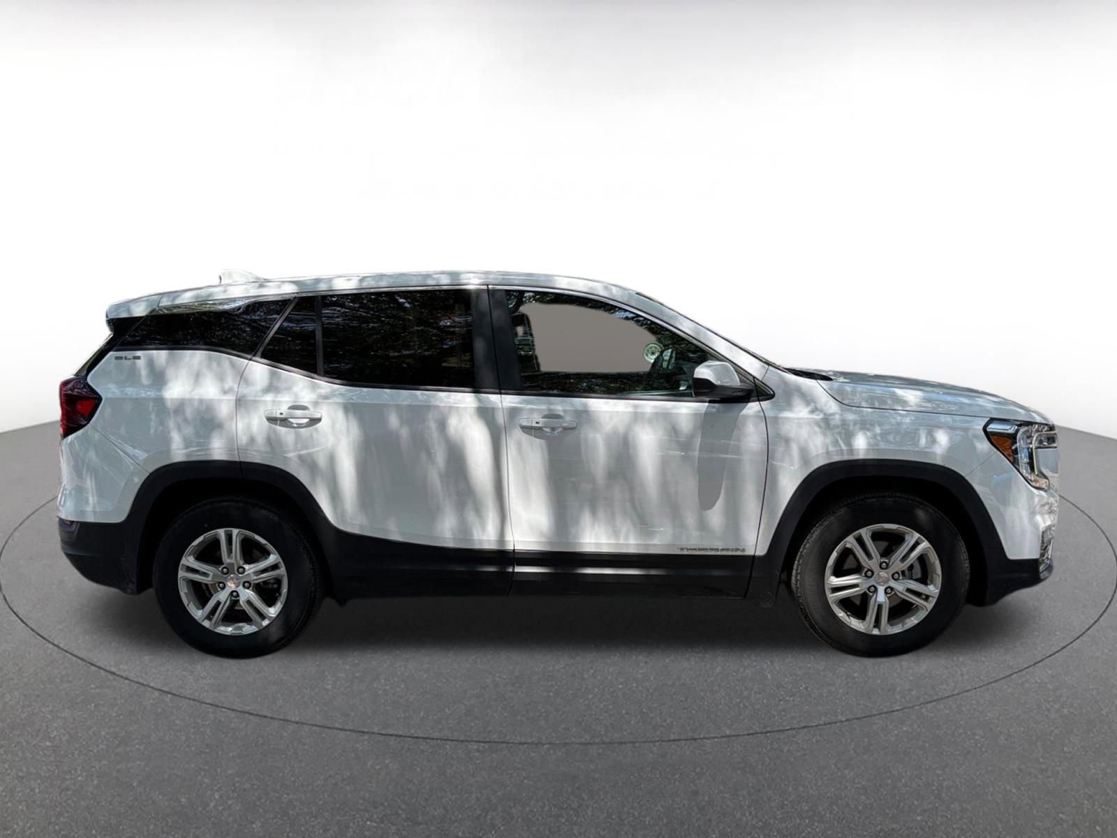 Used 2024 GMC Terrain SLE FWD image 25