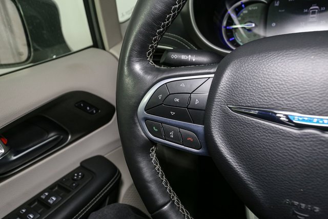 Used 2021 Chrysler Pacifica Touring-L image 34