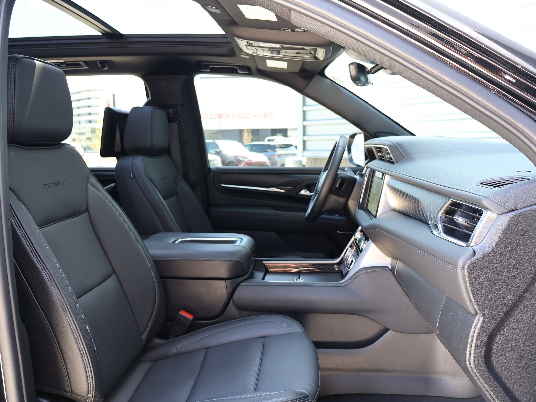 Used 2024 GMC Yukon Denali w/ Advanced Technology Package AWD/4WD image 30