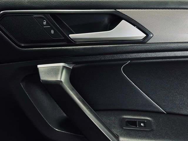 Used 2022 Volkswagen Tiguan SE w/ Panoramic Sunroof Package image 16