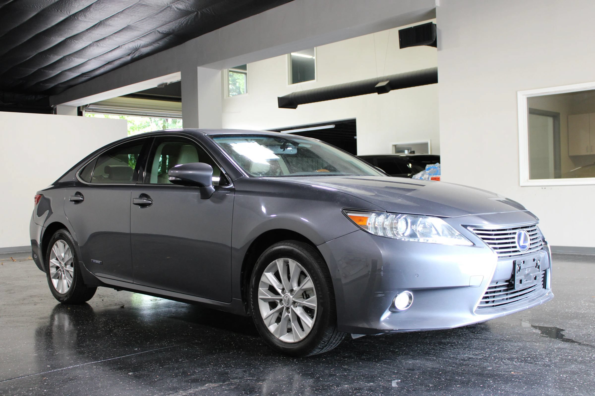 Used 2013 Lexus ES 300h w/ Luxury Pkg FWD image 1
