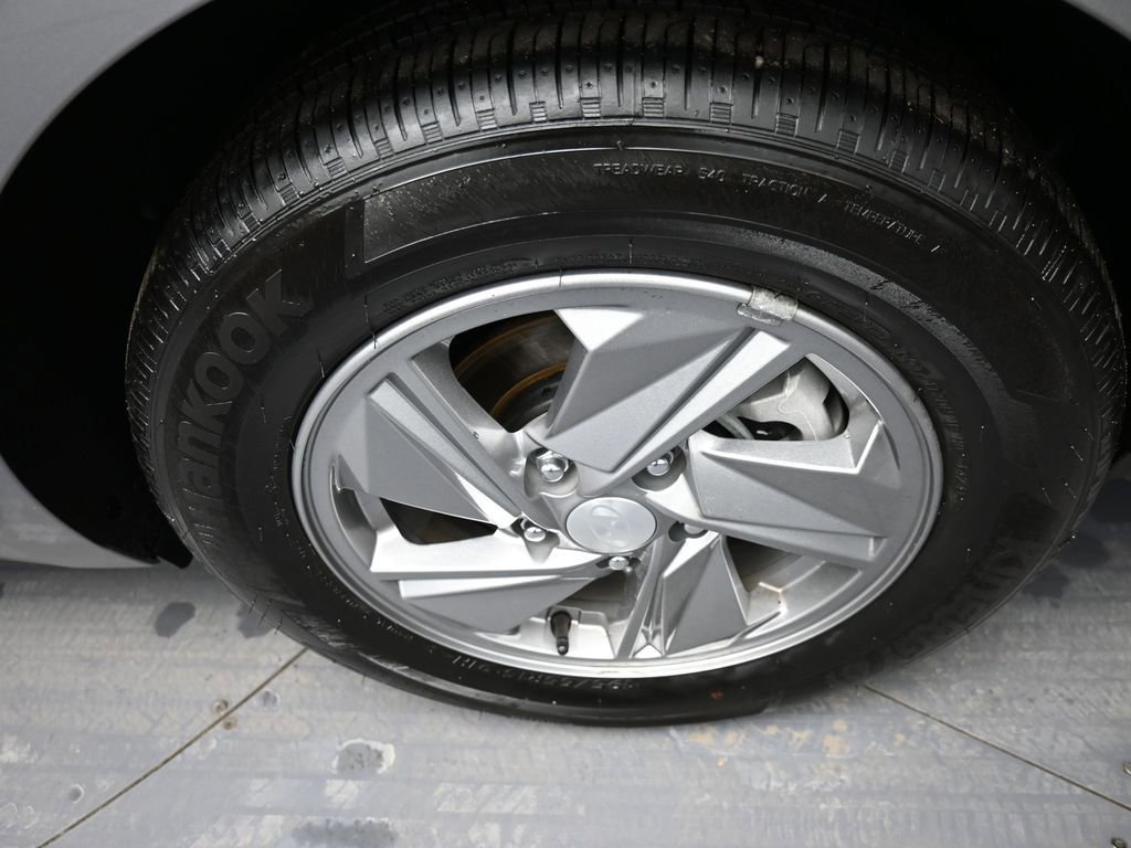 Certified 2025 Hyundai Elantra SE image 15
