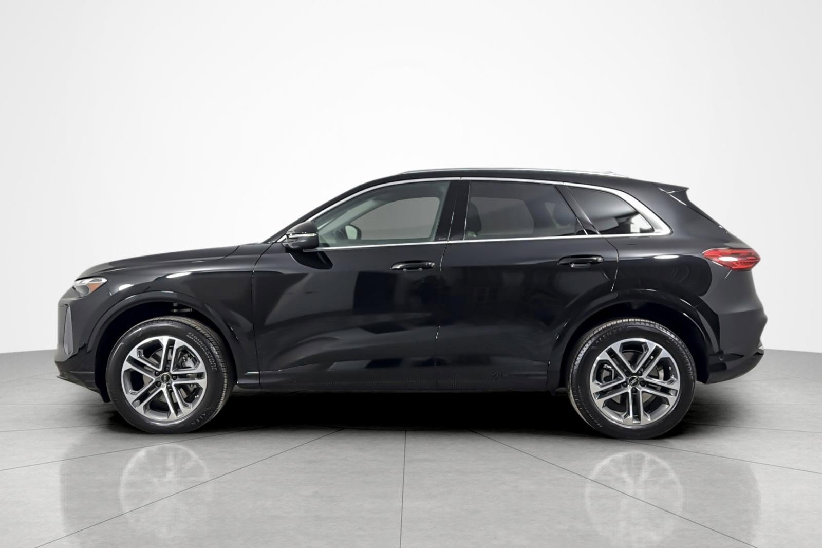 Used 2025 Audi Q5 Premium w/ Convenience Package image 2