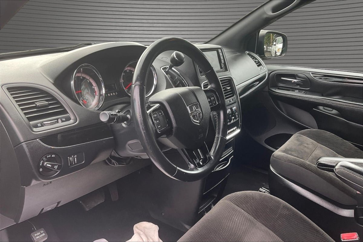 Used 2018 Dodge Grand Caravan SE FWD image 15