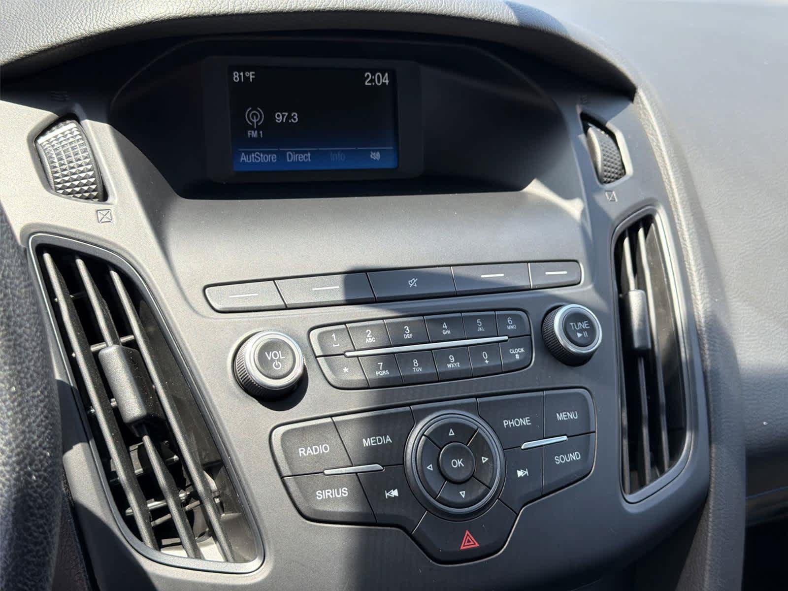 Used 2018 Ford Focus SE w/ SE Appearance Package FWD image 17
