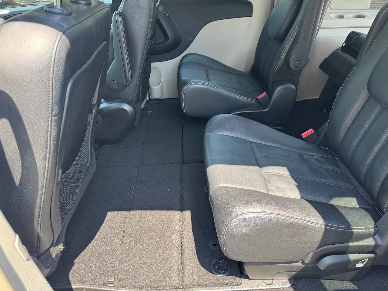 Used 2014 Chrysler Town & Country Touring image 8