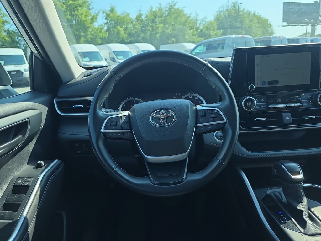 Used 2024 Toyota Highlander LE AWD/4WD image 17