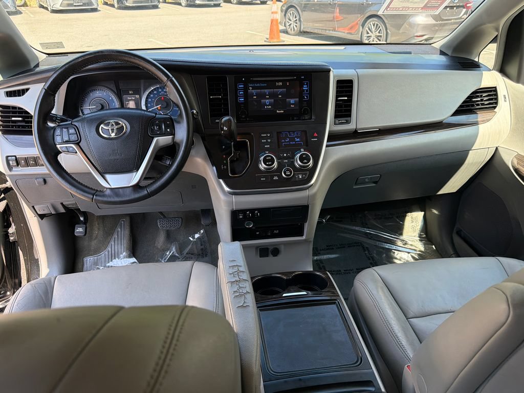 Used 2015 Toyota Sienna XLE Premium FWD image 17