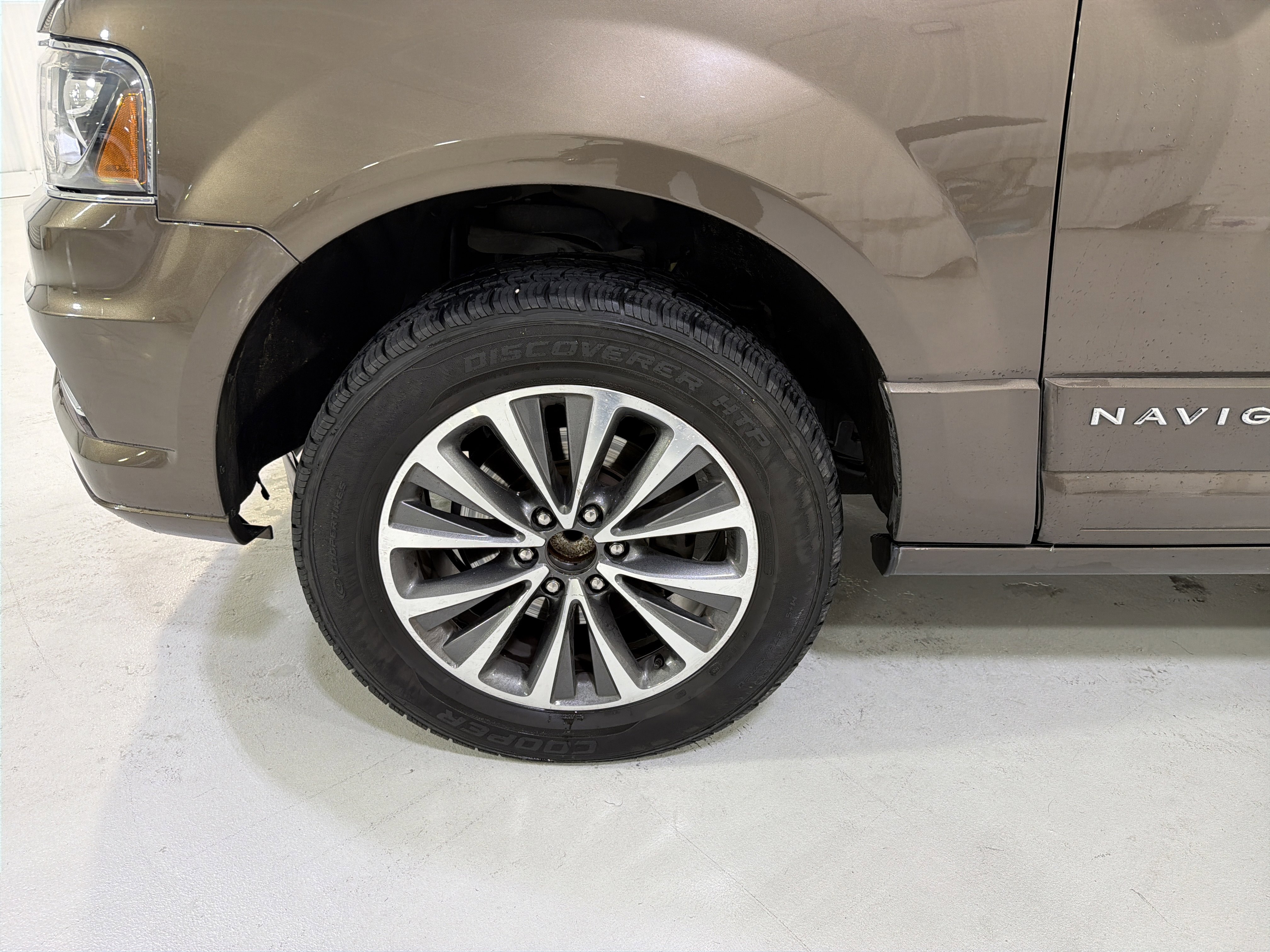Used 2015 Lincoln Navigator 2WD image 9
