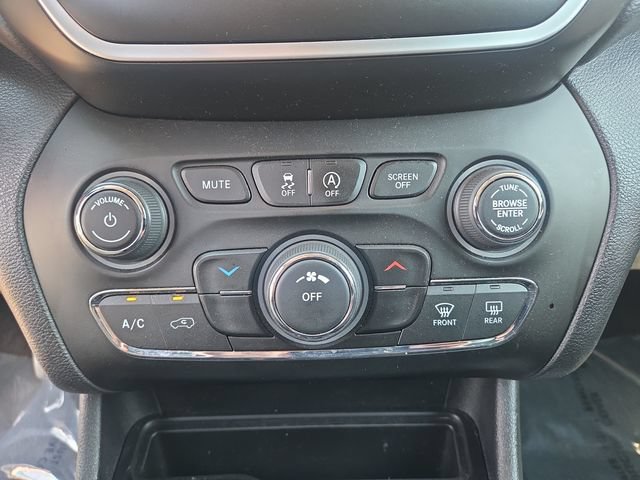 Used 2019 Jeep Cherokee Latitude w/ Cold Weather Group AWD/4WD image 25
