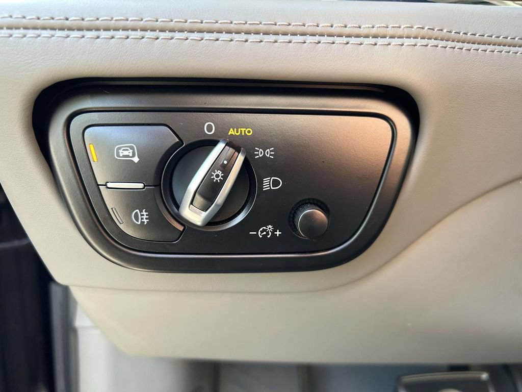 Used 2019 Bentley Bentayga AWD/4WD image 21