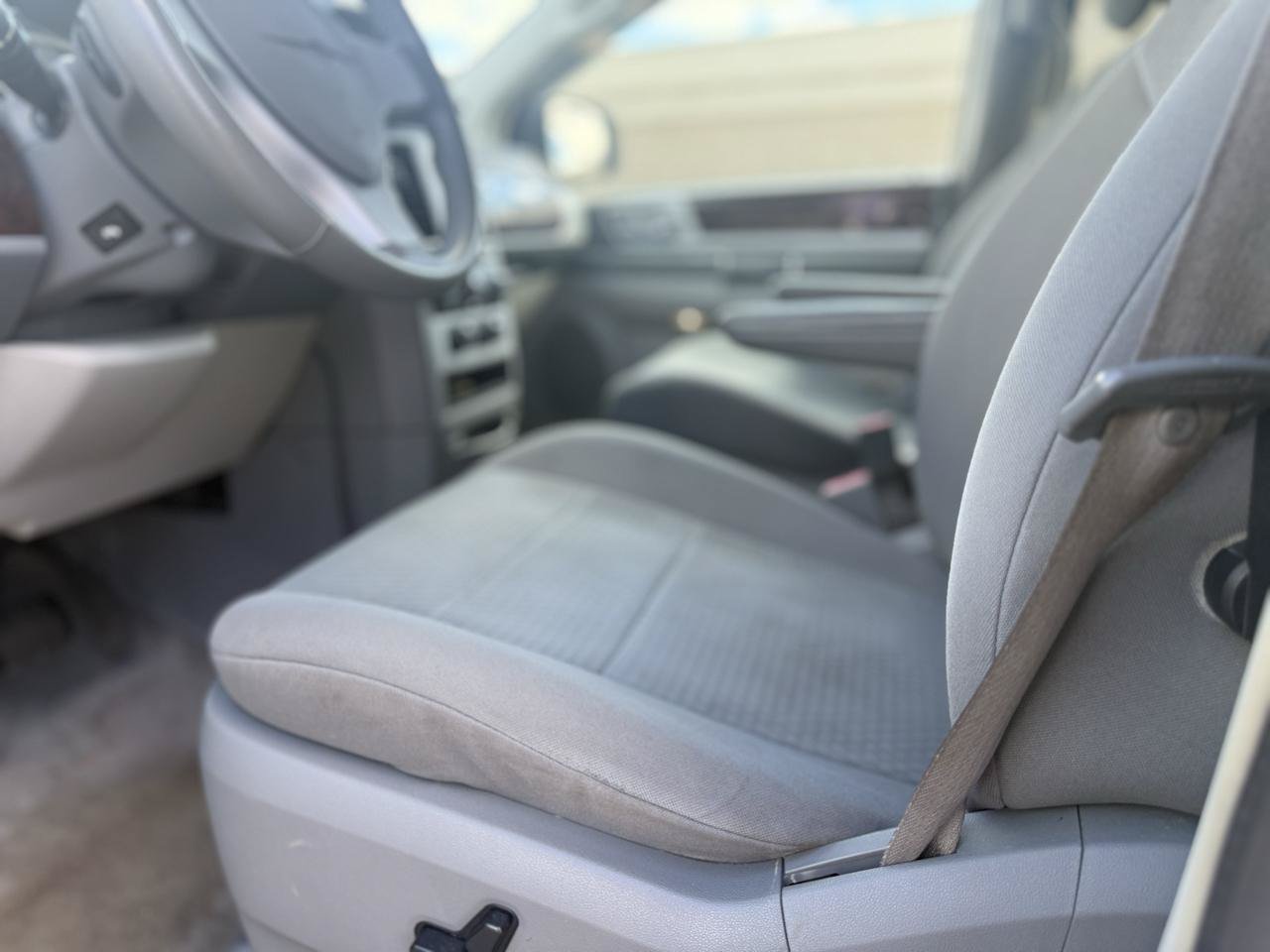 Used 2010 Chrysler Town & Country Touring FWD image 8