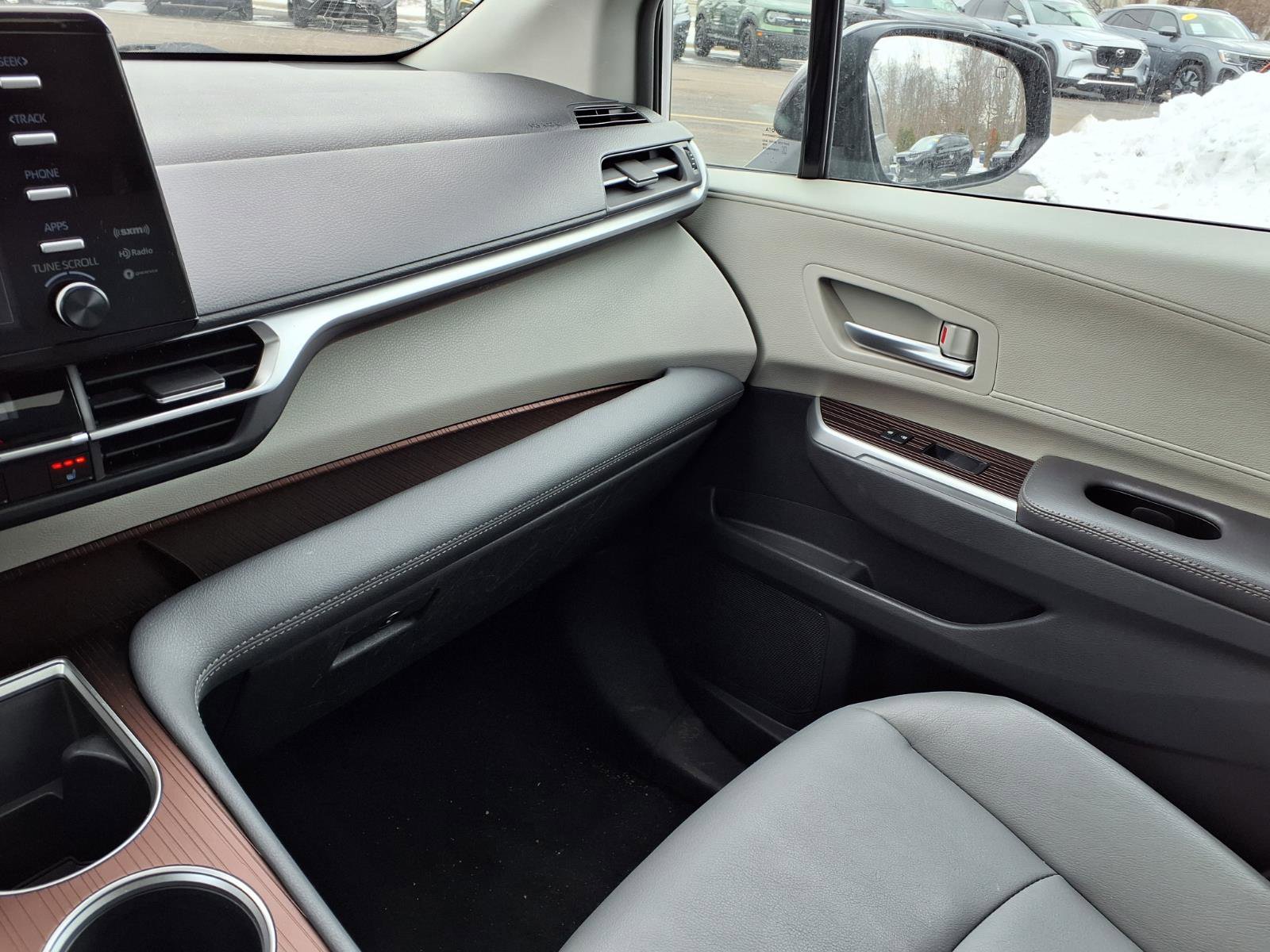 Used 2024 Toyota Sienna XLE image 25