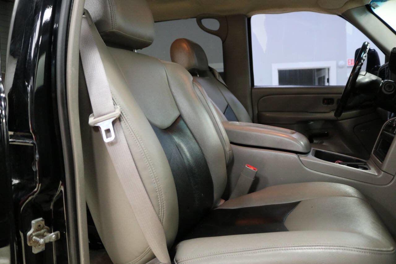 Used 2006 GMC Sierra 2500 SLT w/ Heavy-Duty Power Package image 44