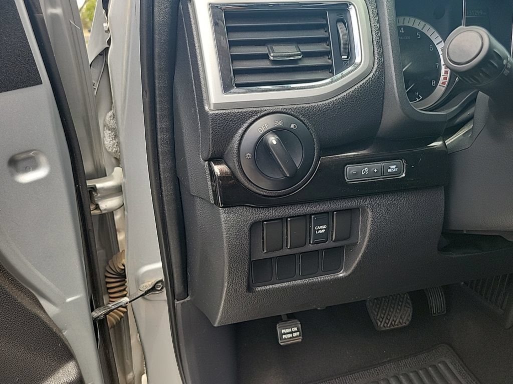 Used 2017 Nissan Titan SV AWD/4WD image 20