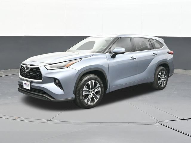 Used 2021 Toyota Highlander XLE FWD image 3