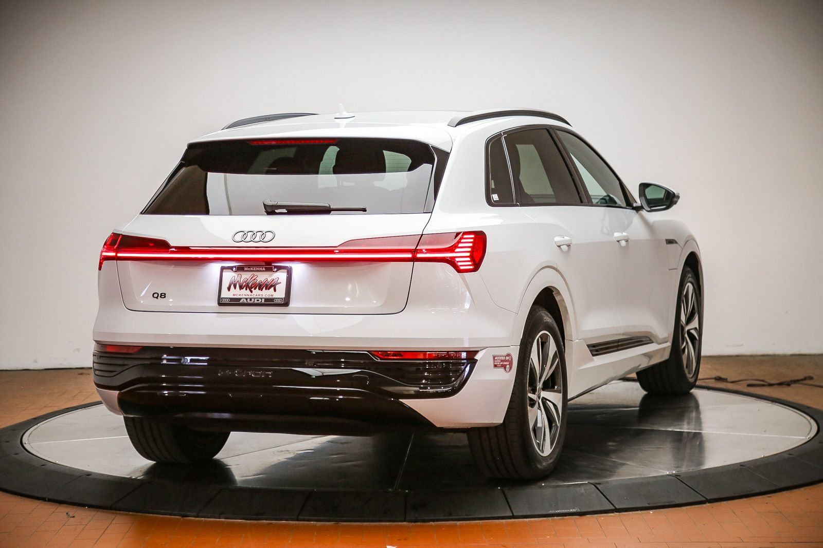 Certified 2024 Audi Q8 e-tron Premium AWD/4WD image 5