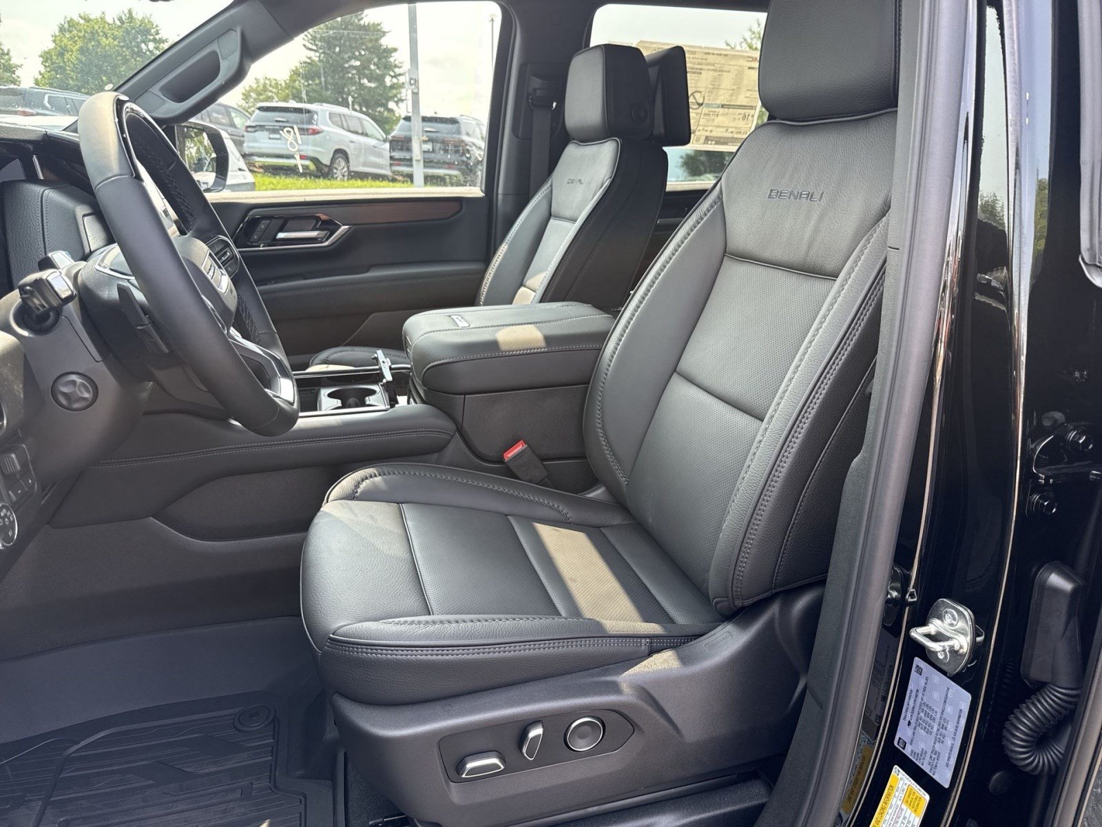 New 2026 GMC Yukon Denali w/ Denali Reserve Package AWD/4WD image 10