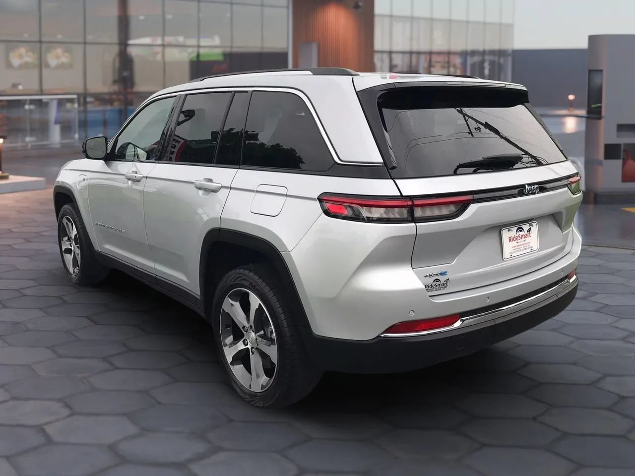 Used 2023 Jeep Grand Cherokee 4WD 4xe image 9