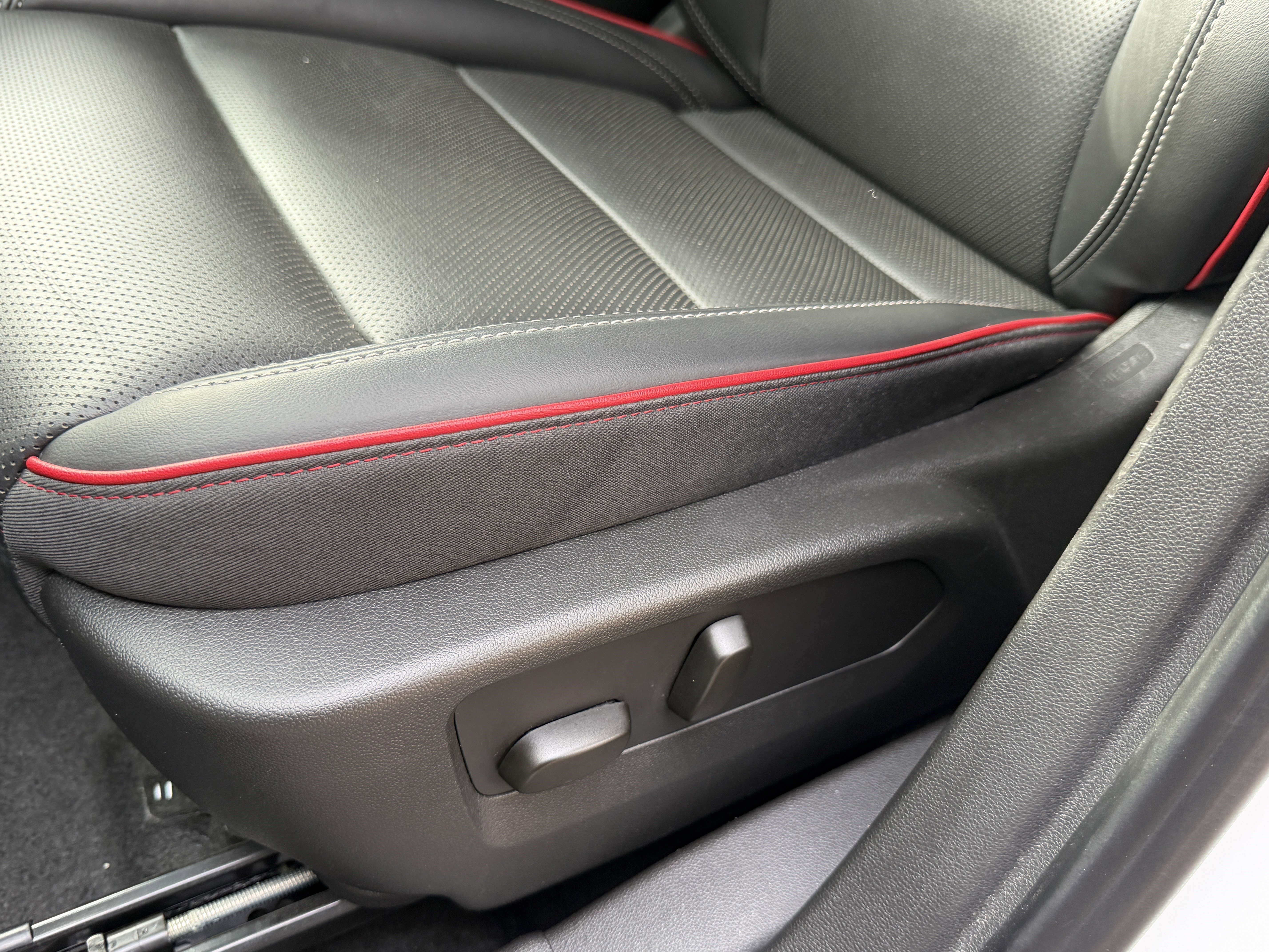 Used 2023 Buick Envision Essence w/ Sport Touring Package image 15