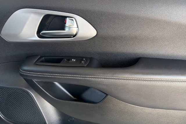 Used 2026 Chrysler Pacifica Limited w/ S Appearance Package FWD image 21