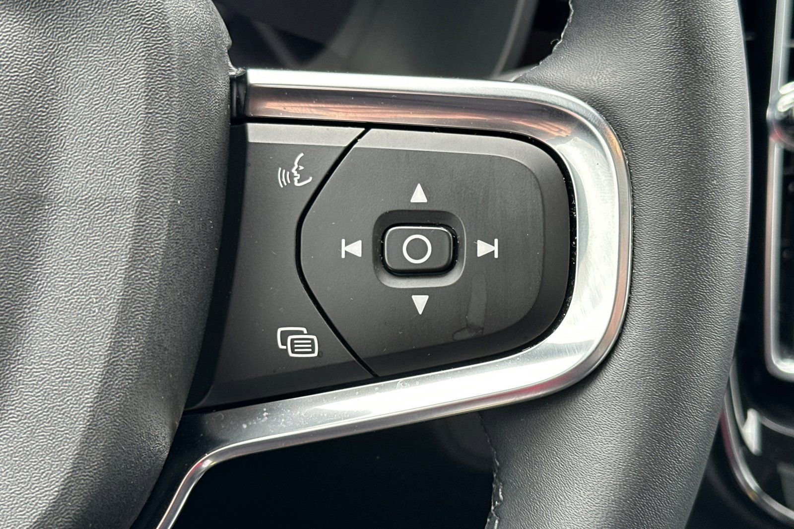 Used 2023 Volvo XC40 Recharge Ultimate image 28