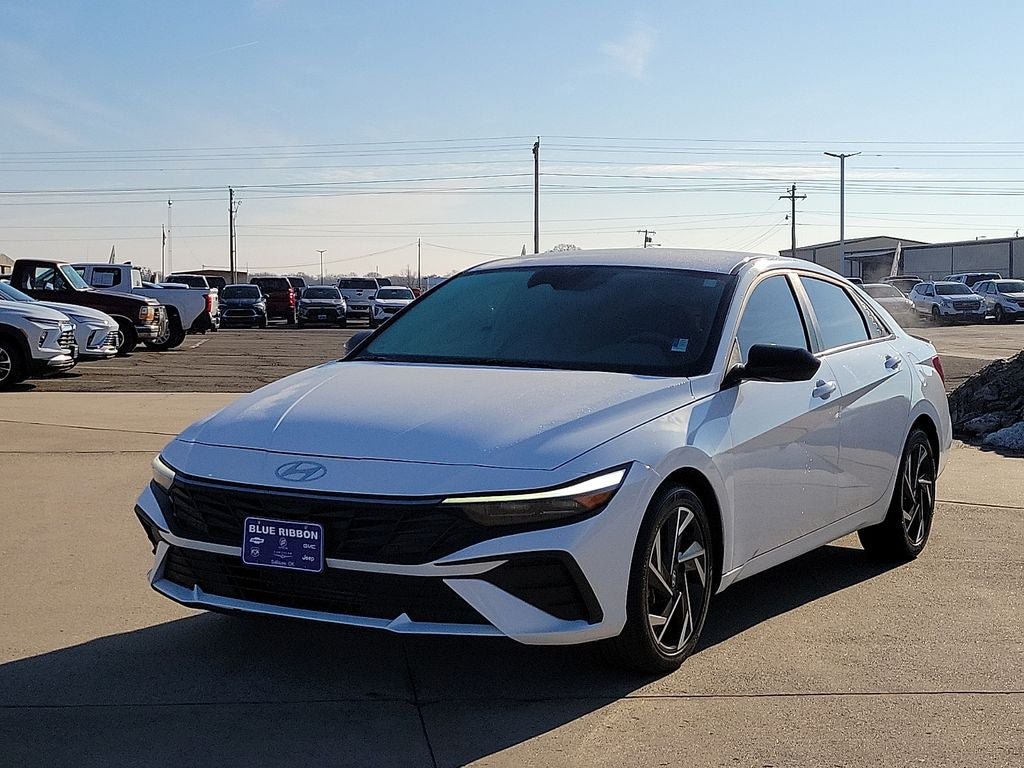 Used 2025 Hyundai Elantra Sport FWD image 2