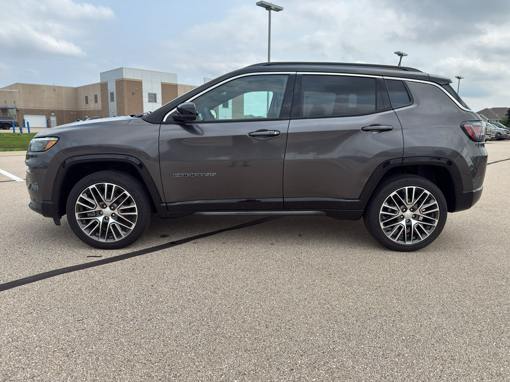 Used 2023 Jeep Compass Limited w/ Elite Group AWD/4WD image 2