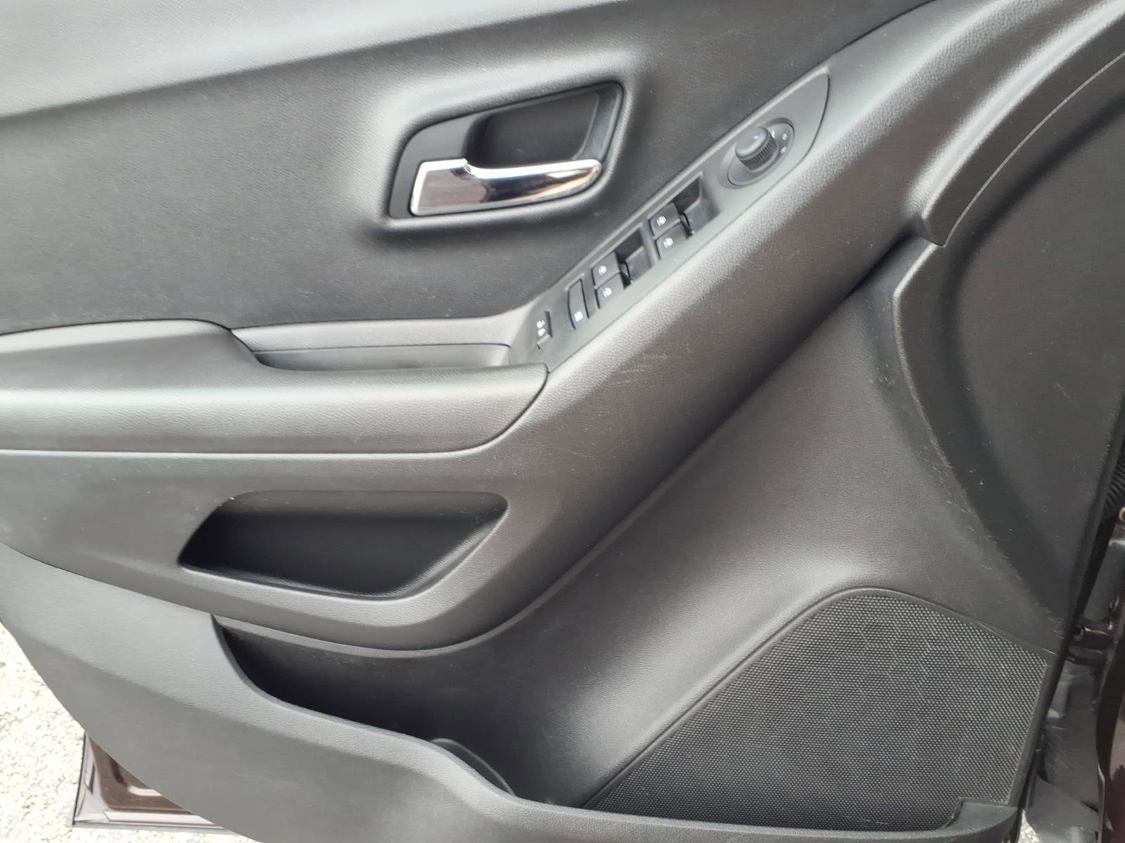 Used 2020 Chevrolet Trax LT FWD image 23