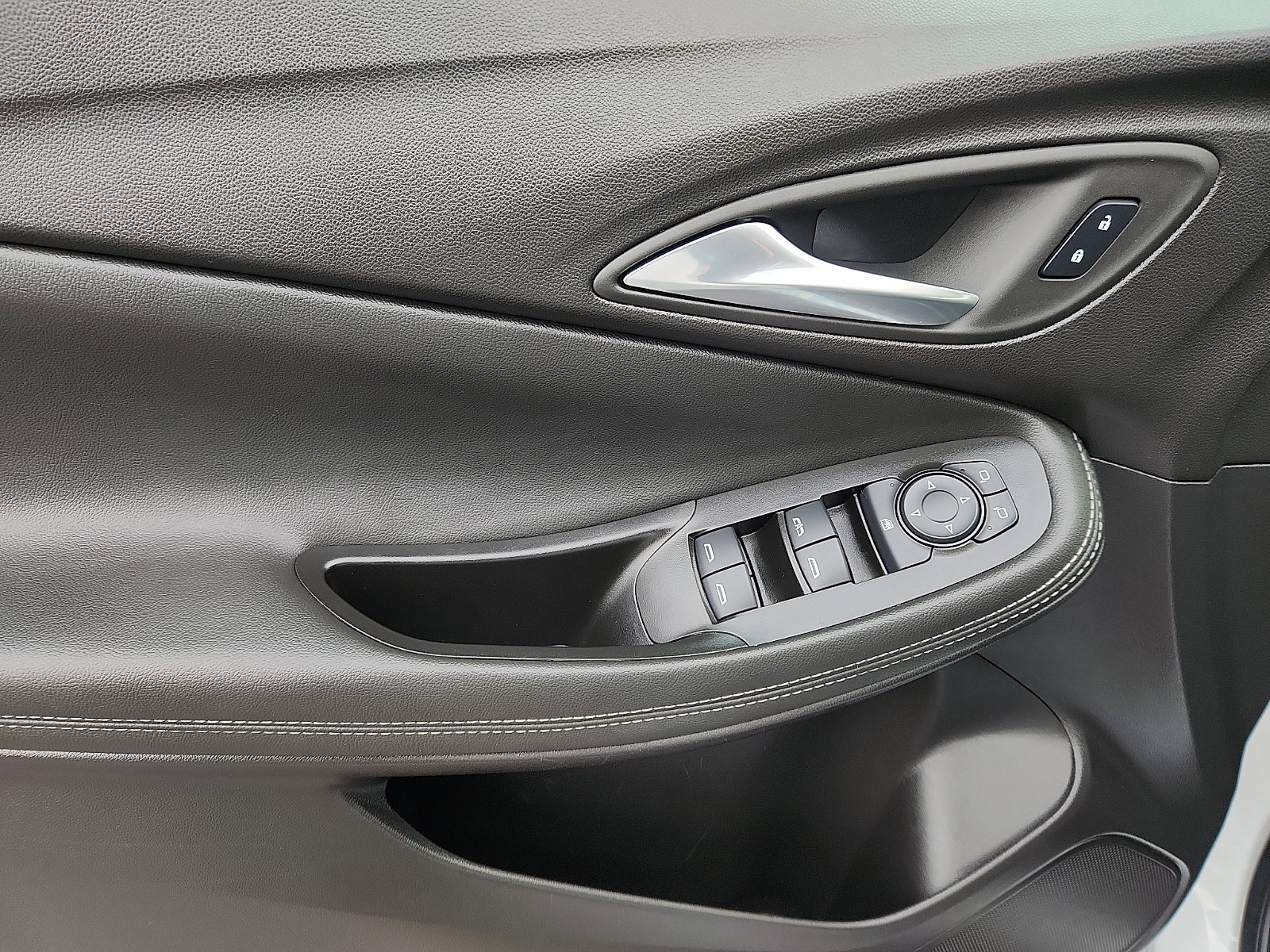 Used 2024 Buick Encore GX Sport Touring image 13