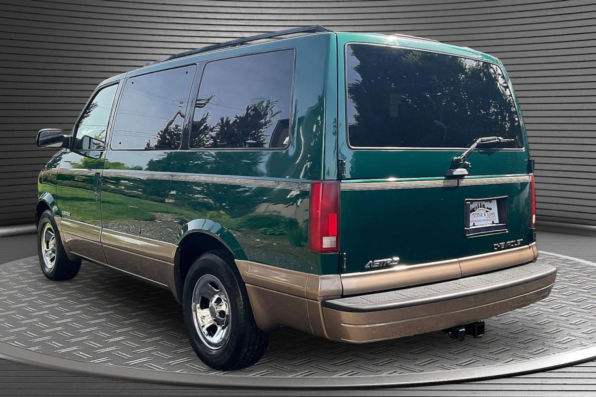 Used 2000 Chevrolet Astro Passenger RWD image 4