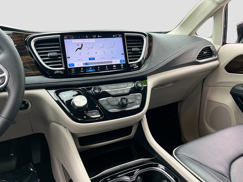 Certified 2024 Chrysler Pacifica Limited image 24