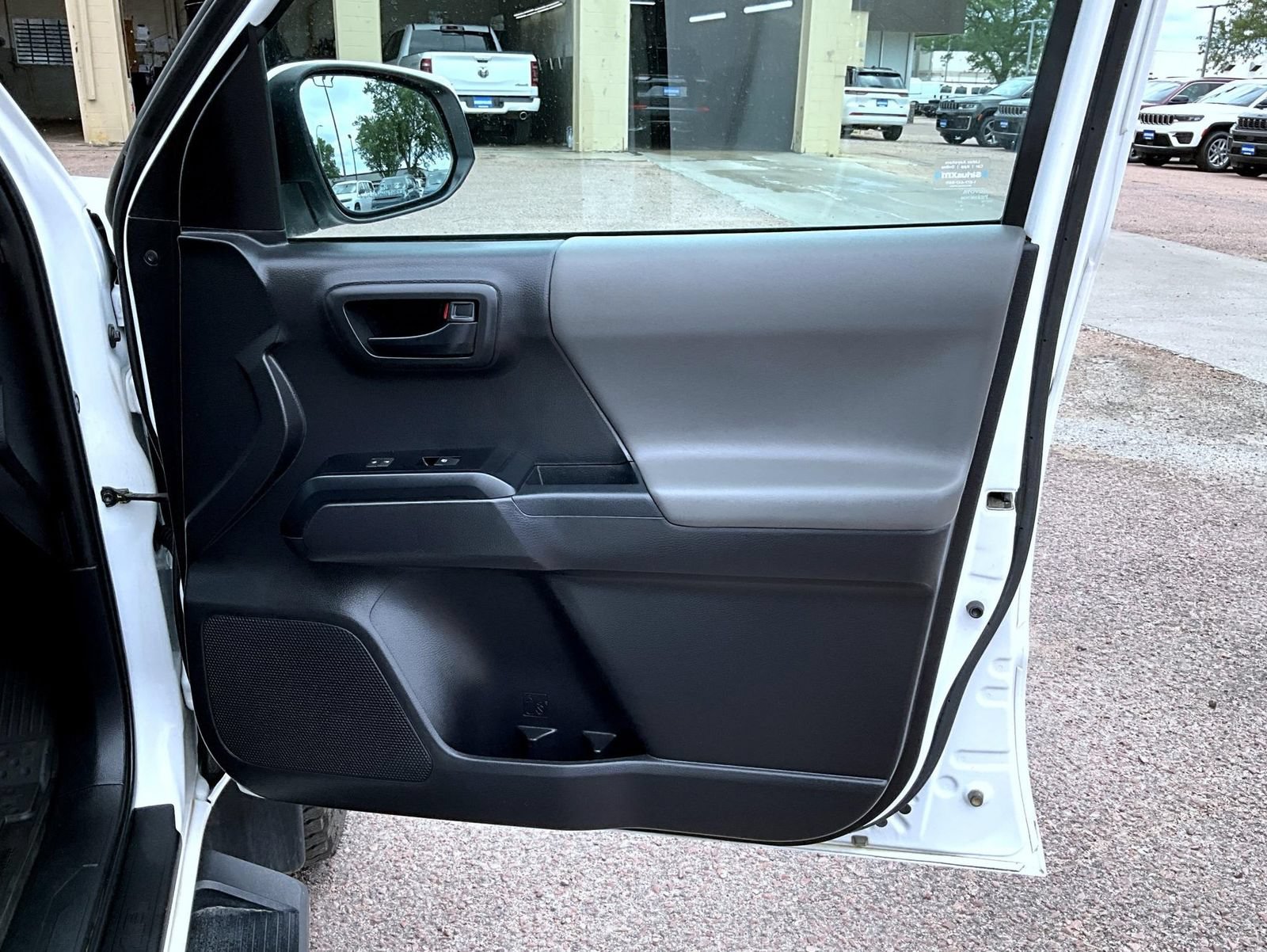 Used 2022 Toyota Tacoma SR AWD/4WD image 17