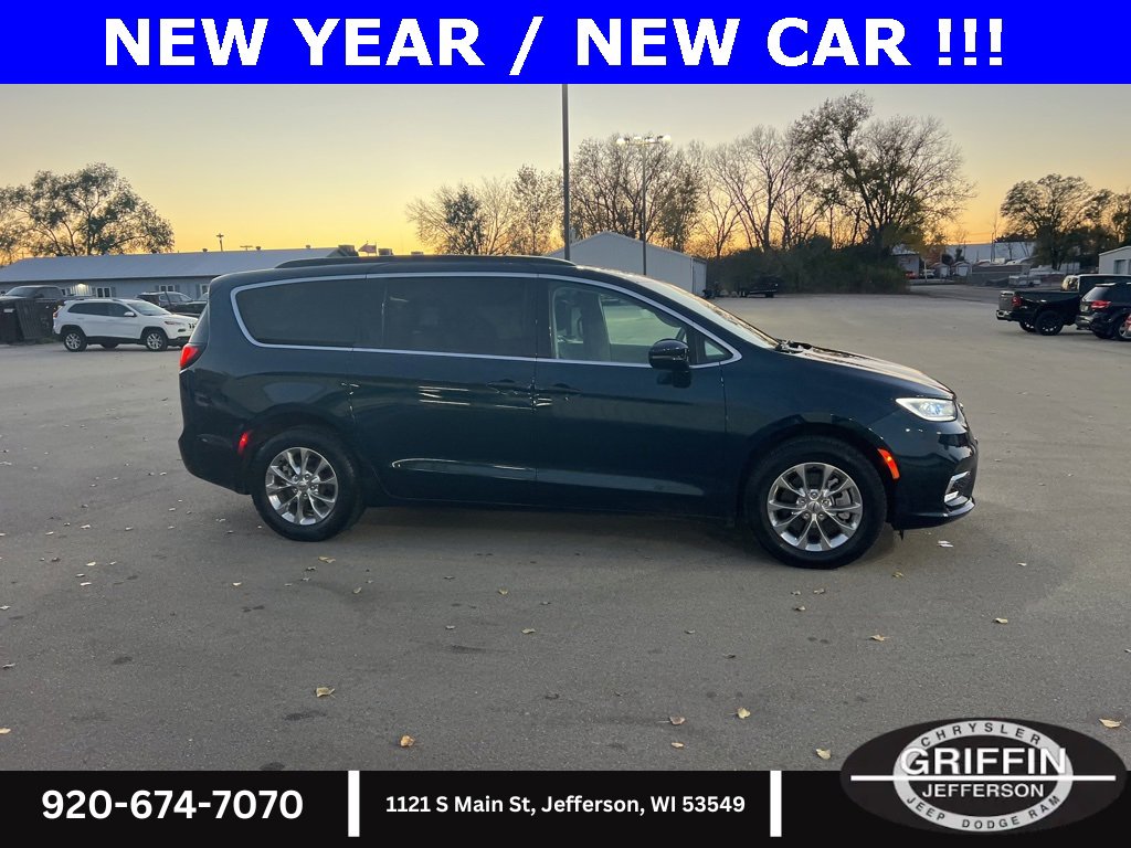 Used 2022 Chrysler Pacifica Touring-L image 8