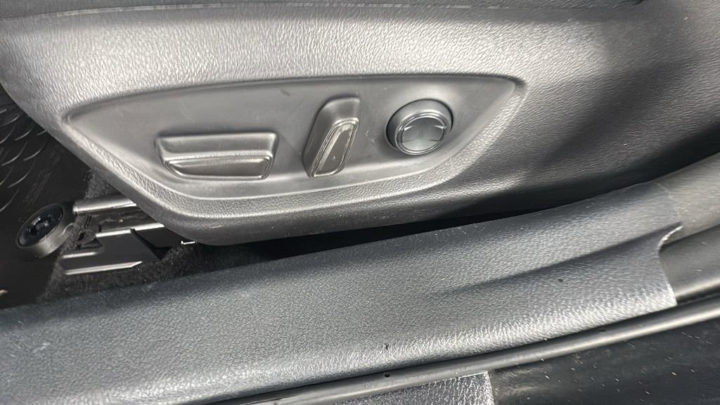 Used 2020 Toyota Camry SE image 11