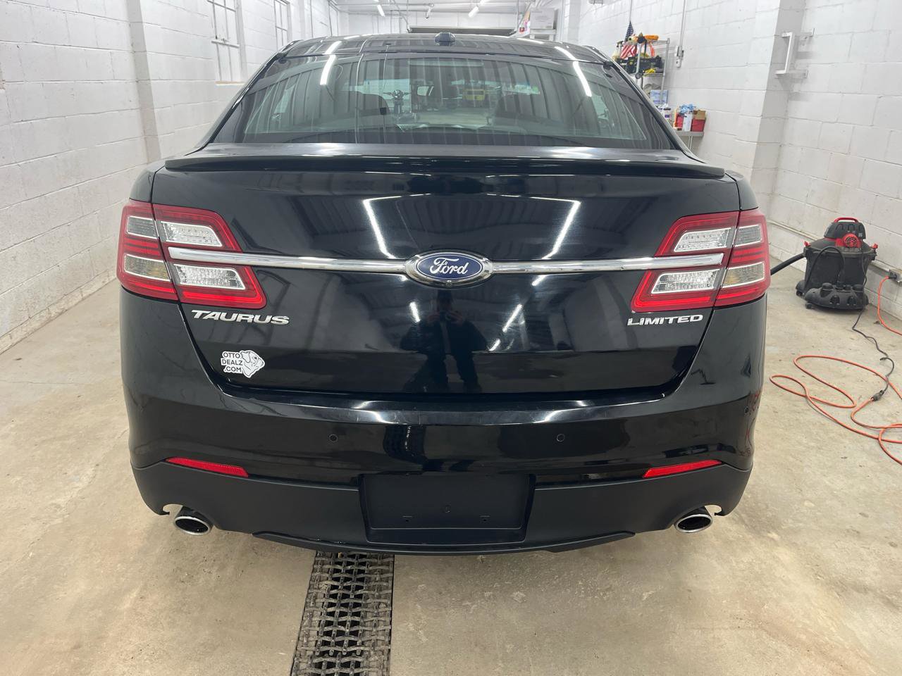 Used 2016 Ford Taurus Limited FWD image 3