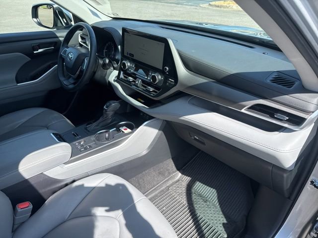 Used 2023 Toyota Highlander XLE FWD image 24