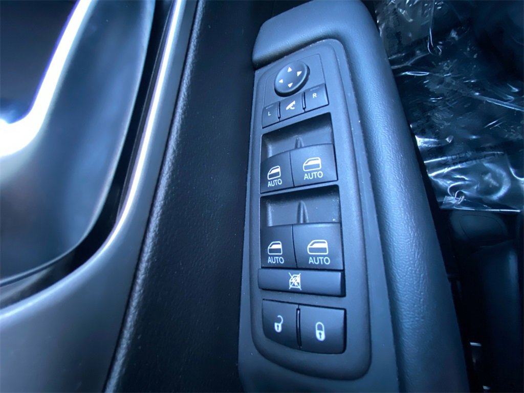 Used 2025 Chrysler Pacifica Limited image 21