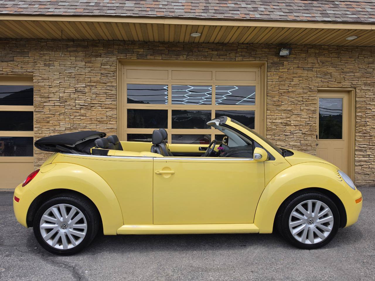 Used 2008 Volkswagen Beetle SE FWD image 25