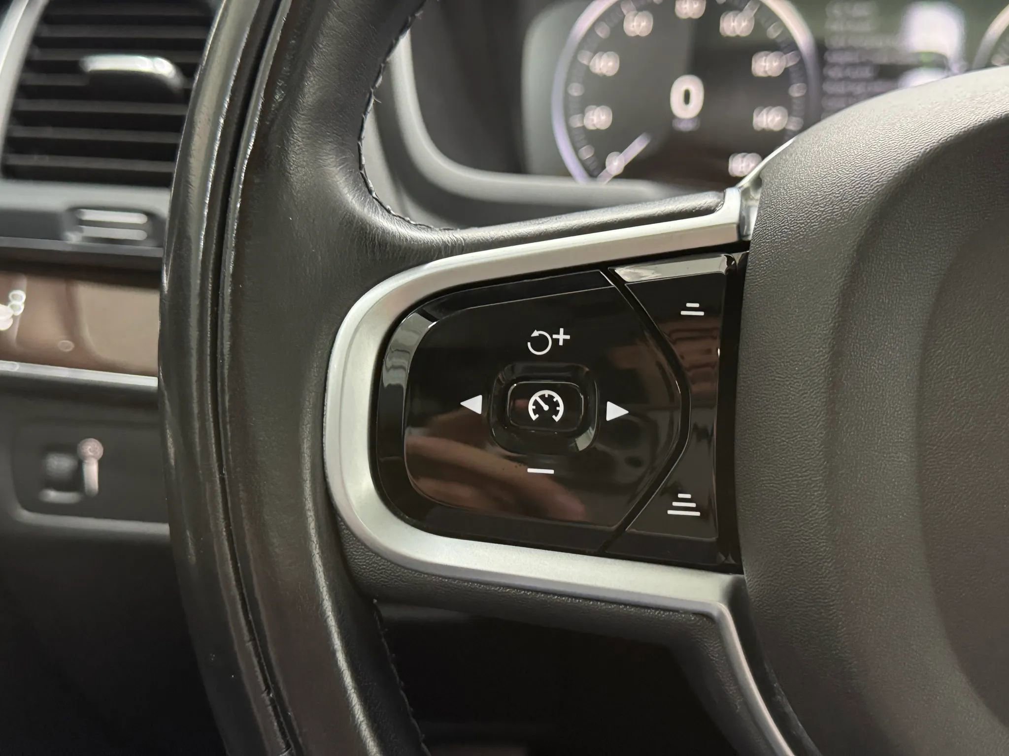 Used 2019 Volvo XC90 T6 Momentum w/ Advanced Package image 24