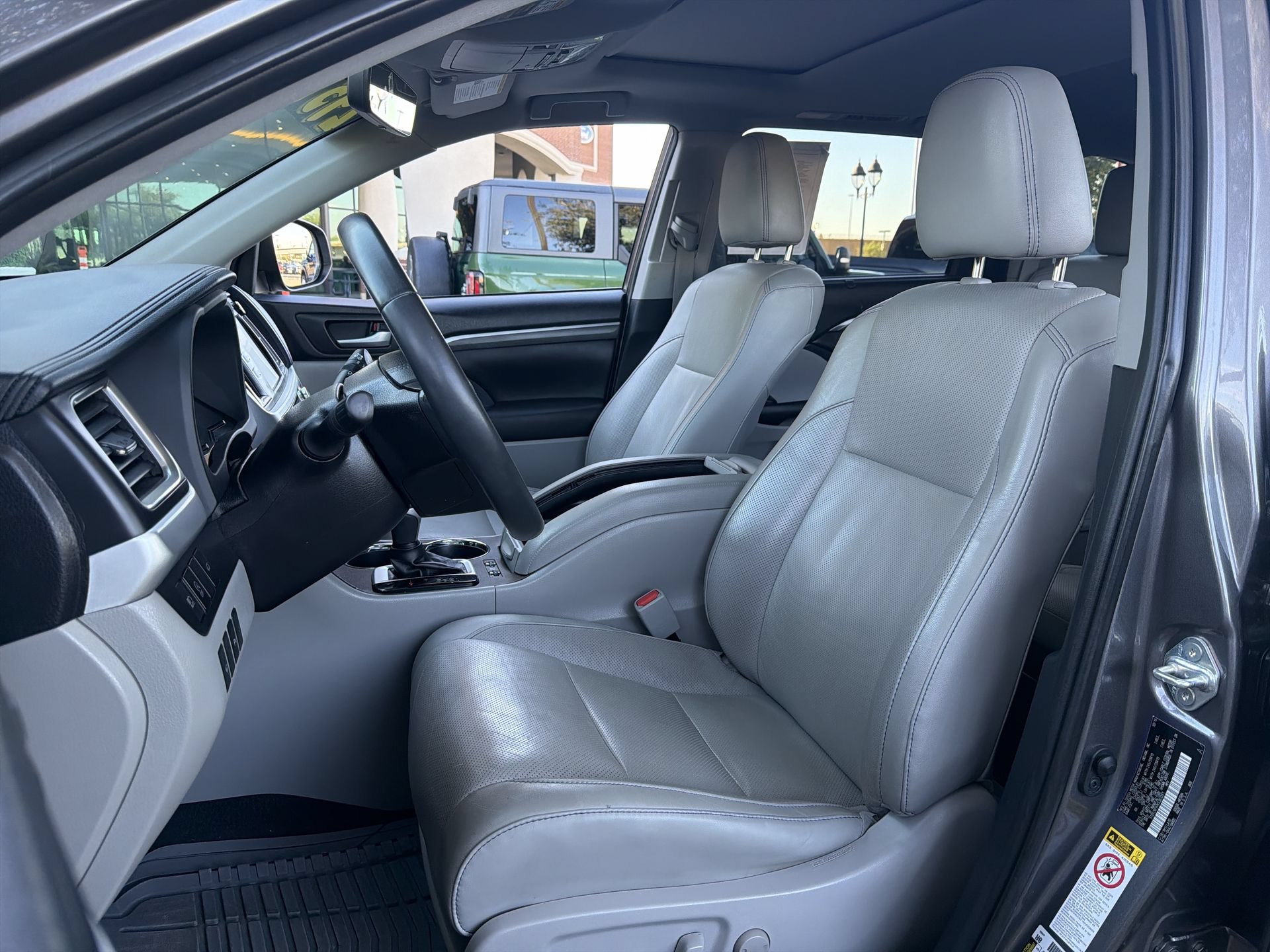 Used 2019 Toyota Highlander Limited FWD image 11