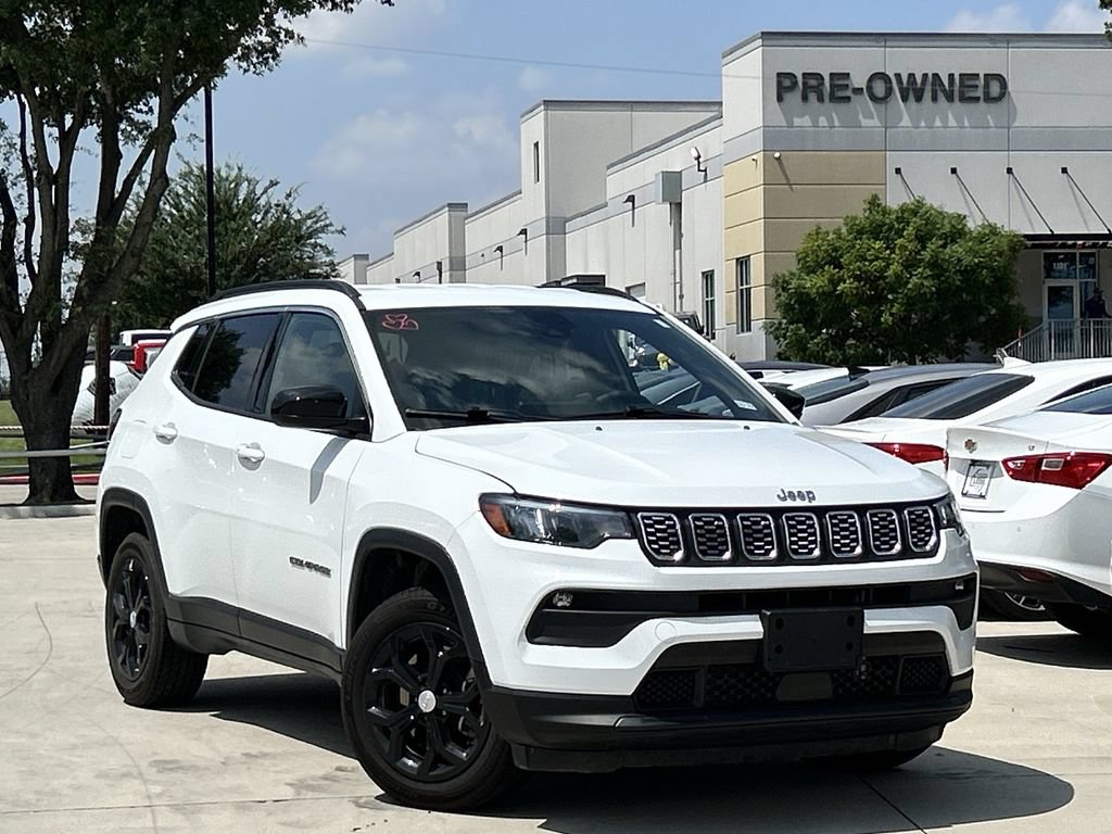 Used 2024 Jeep Compass Latitude AWD/4WD image 2