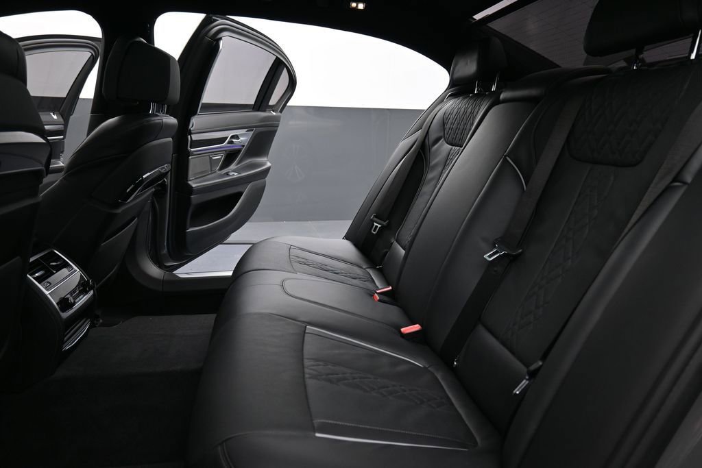 Used 2022 BMW 750i xDrive w/ Executive Package AWD/4WD image 16